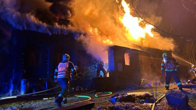 Požár vyhnal v noci obyvatele rodinného domu na Děčínsku, tři zranění